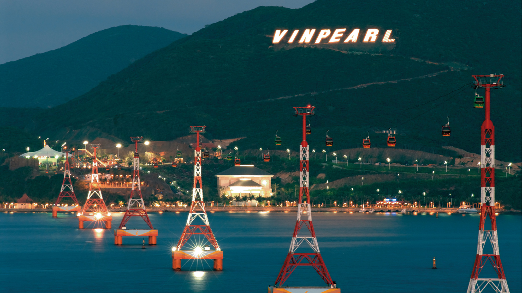 Hệ thống cáp treo vượt biển dài nhất thế giới ở Vinpearl Land. 