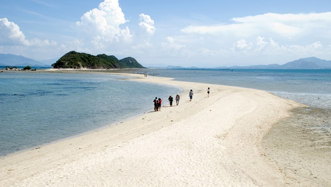 "Con đường xuyên biển" độc đáo ở đảo Điệp Sơn. 